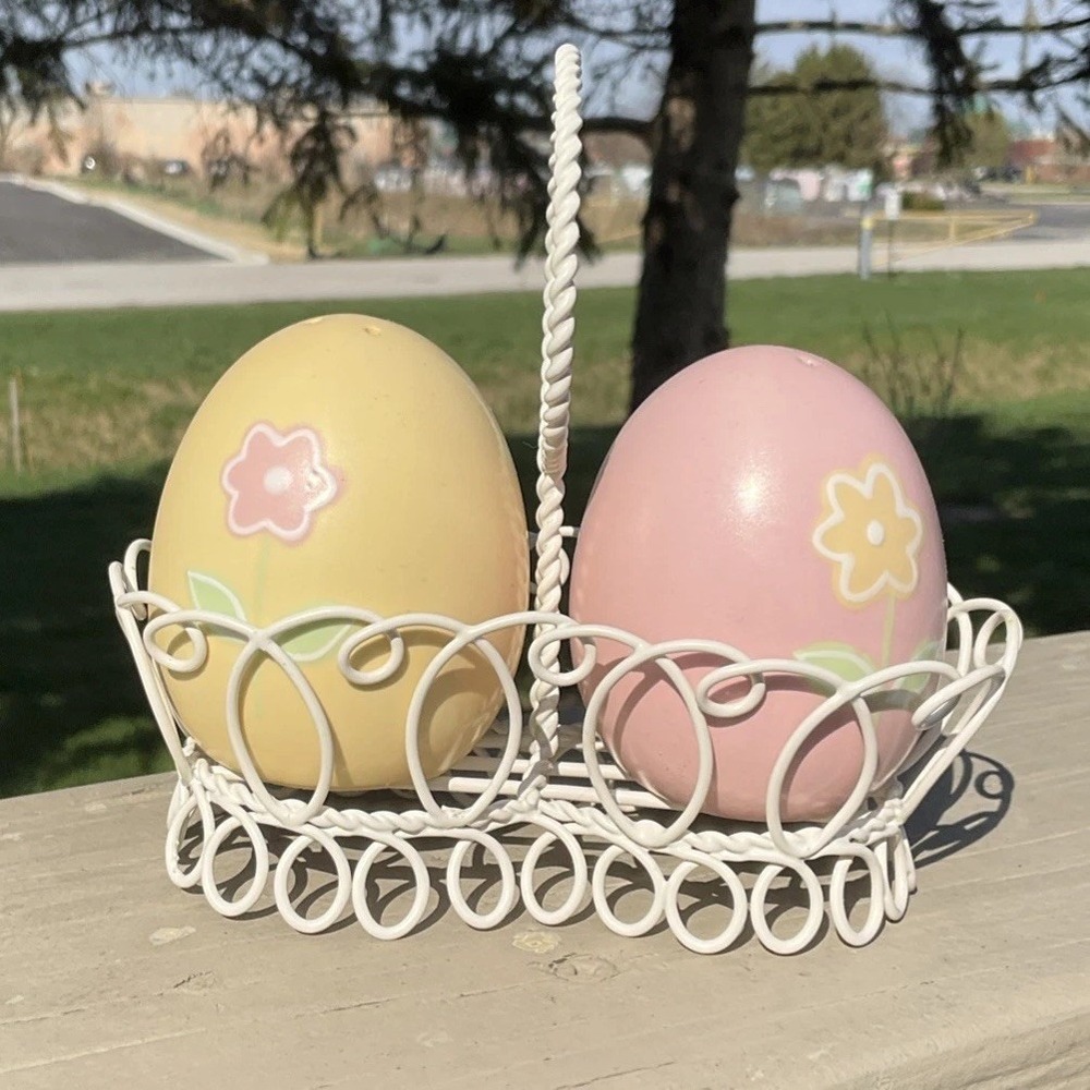 Easter Egg Salt‎ & Pepper Shakers Pink & Yellow Flowers on Front In Wire Basket